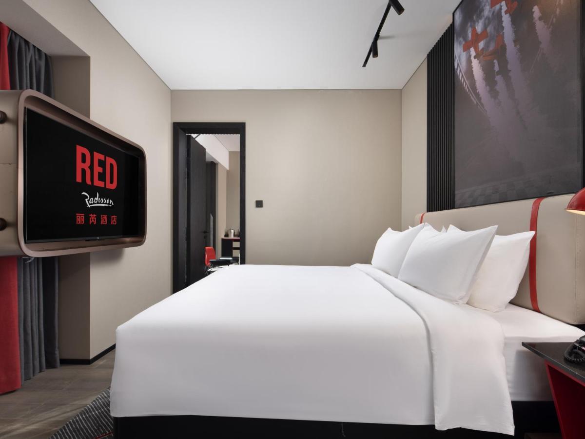 Radisson Red Hotel Zhuhai Gongbei Port Exterior photo
